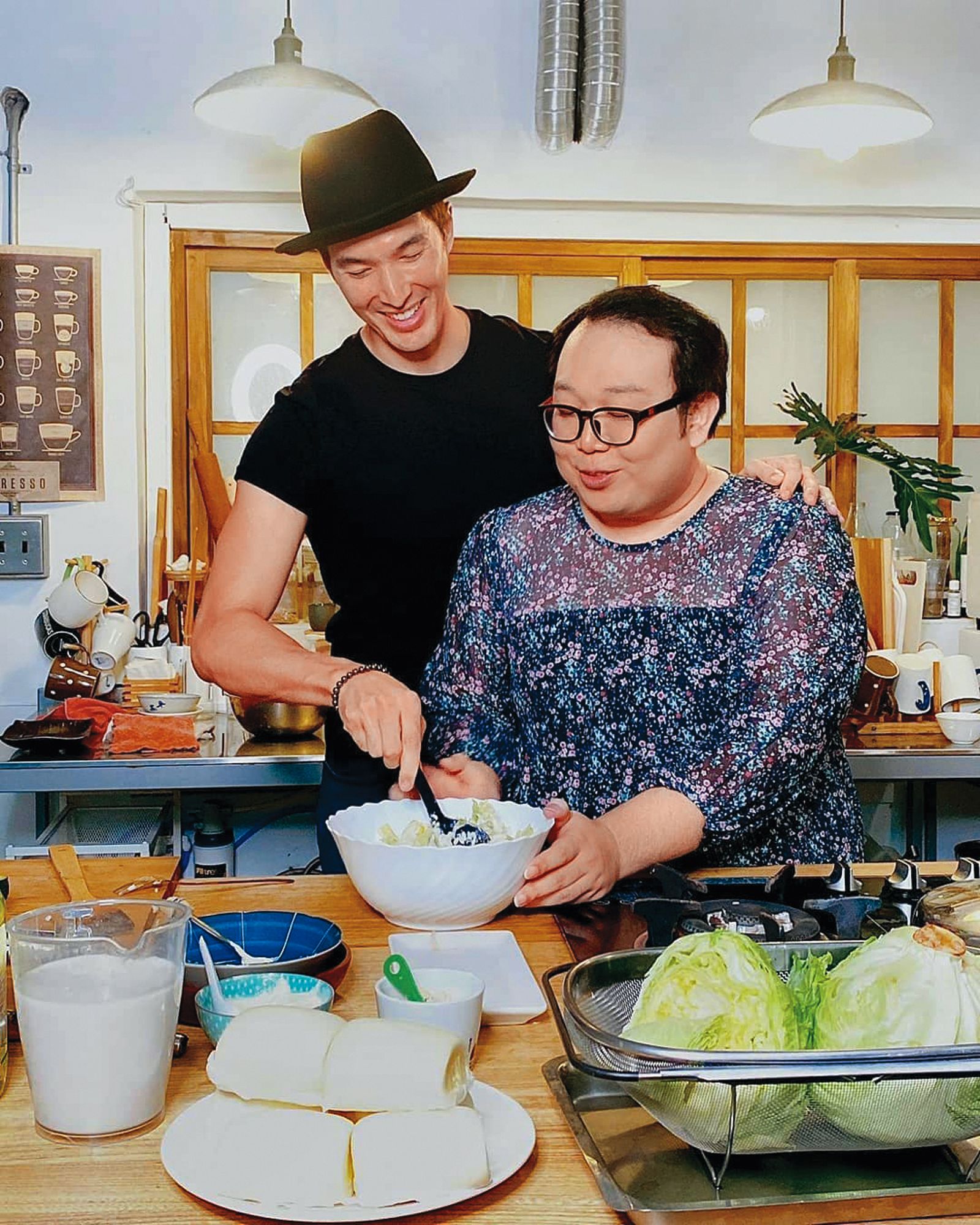 錦榮(左)之前受娘娘(右)之邀到YouTube料理單元作客,在節目中,錦榮不斷撩娘娘,讓娘娘直呼「心臟受不了」。(圖/翻攝自娘娘IG)