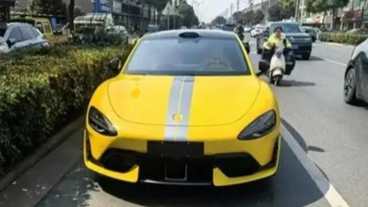 大陸網友稱小米SU7 Ultra黃金車標被摳掉。（圖／百度）