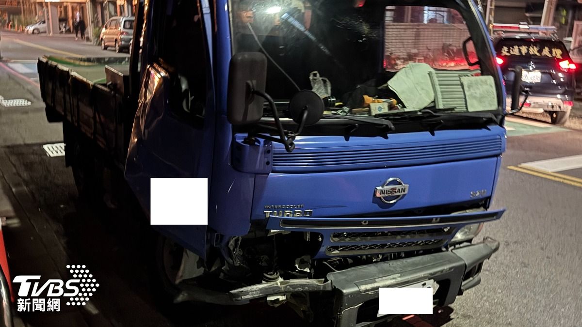台中深夜碰碰車！肇事小貨車詭撞2車　無照駕駛偷溜被抓