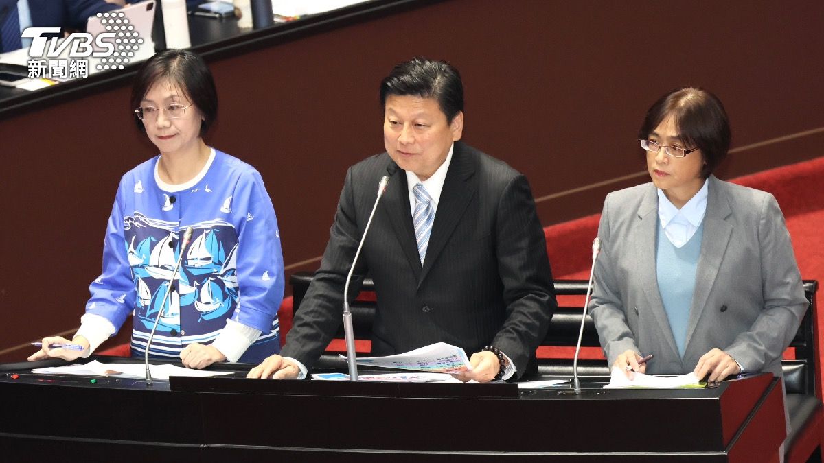 傅崐萁請各部會首長列席,回答今年增減多少預算。(圖/潘建樺攝)