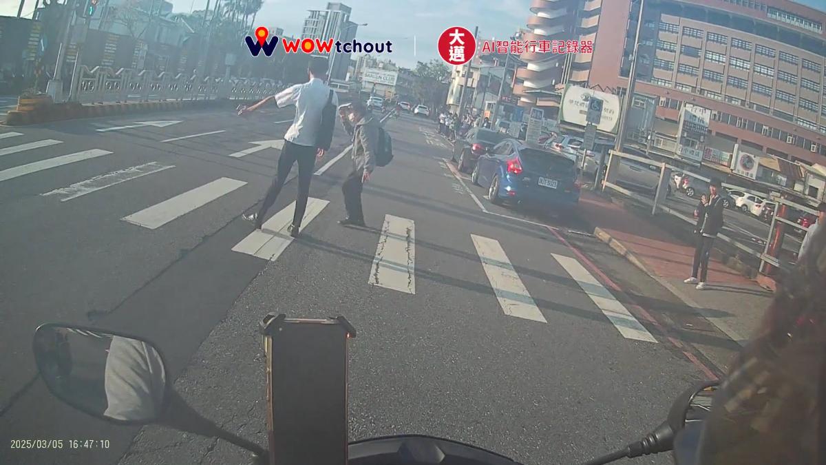 路口車多長者不敢過!高中生暖心護送 騎士感動「這畫面很稀有」