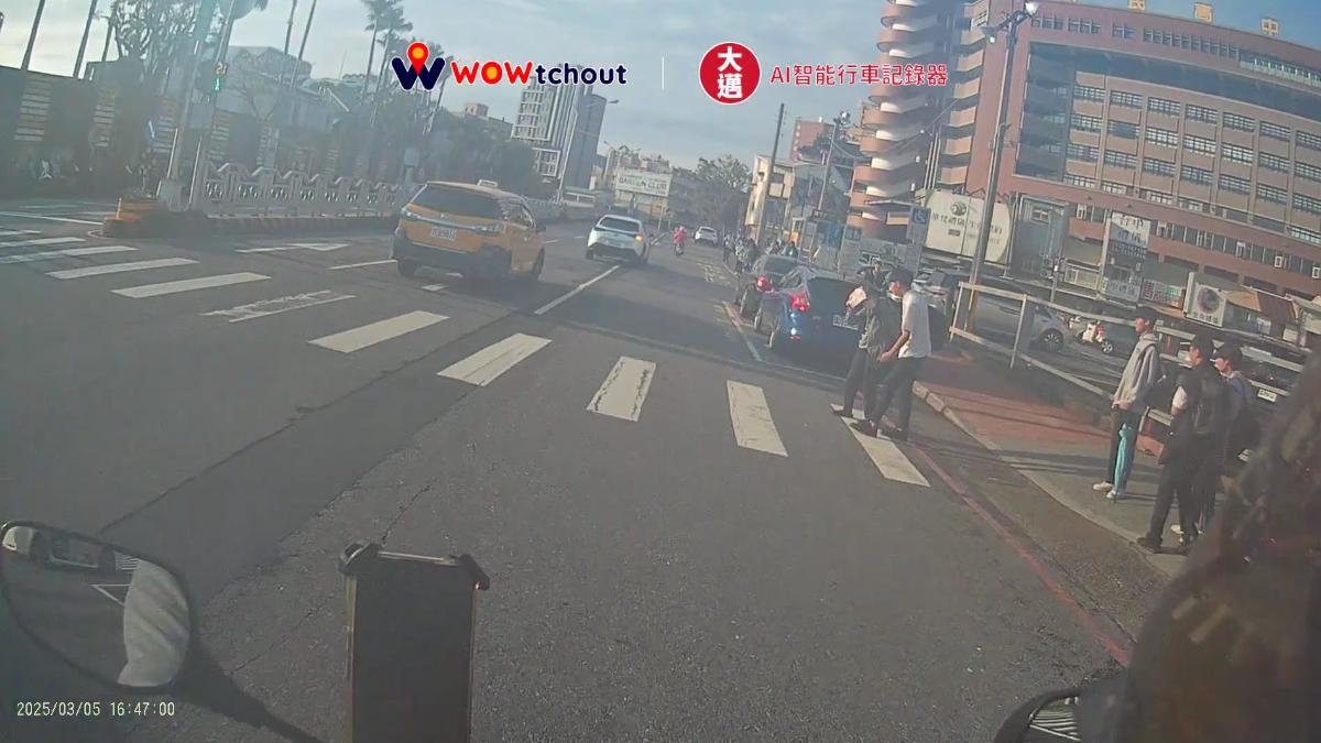 高中生發現長者需要幫忙，立刻上前協助。（圖／翻攝自WoWtchout-地圖型行車影像分享平台）