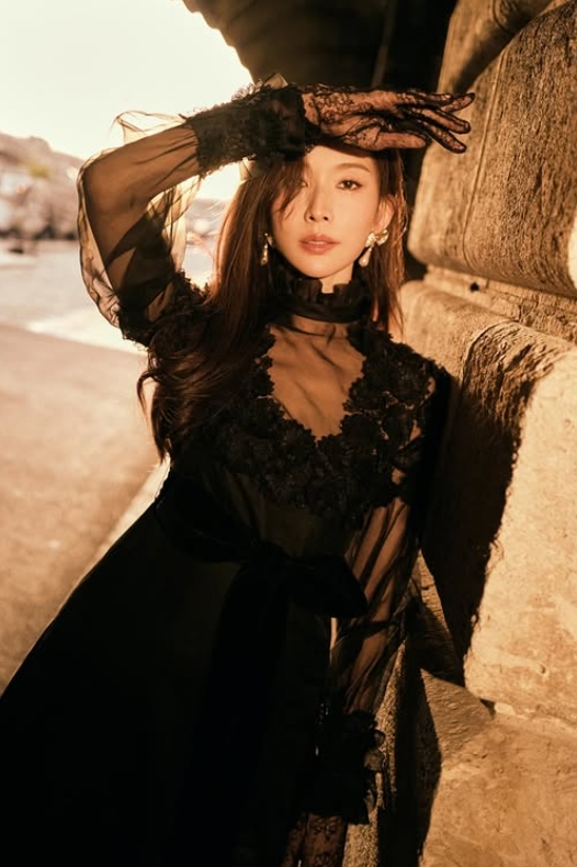 林志玲也曬出身穿蕾絲裙的美照。(圖/翻攝自林志玲IG)
