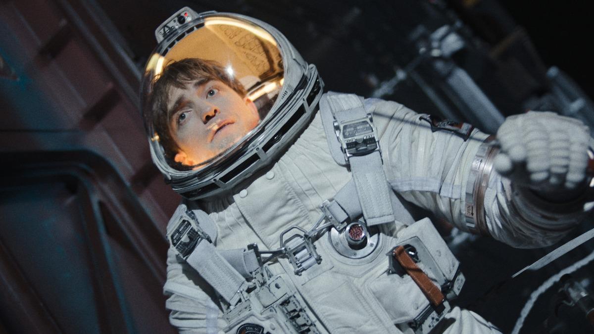 羅伯派汀森在《米奇17號》吃足苦頭。(圖/華納兄弟提供)