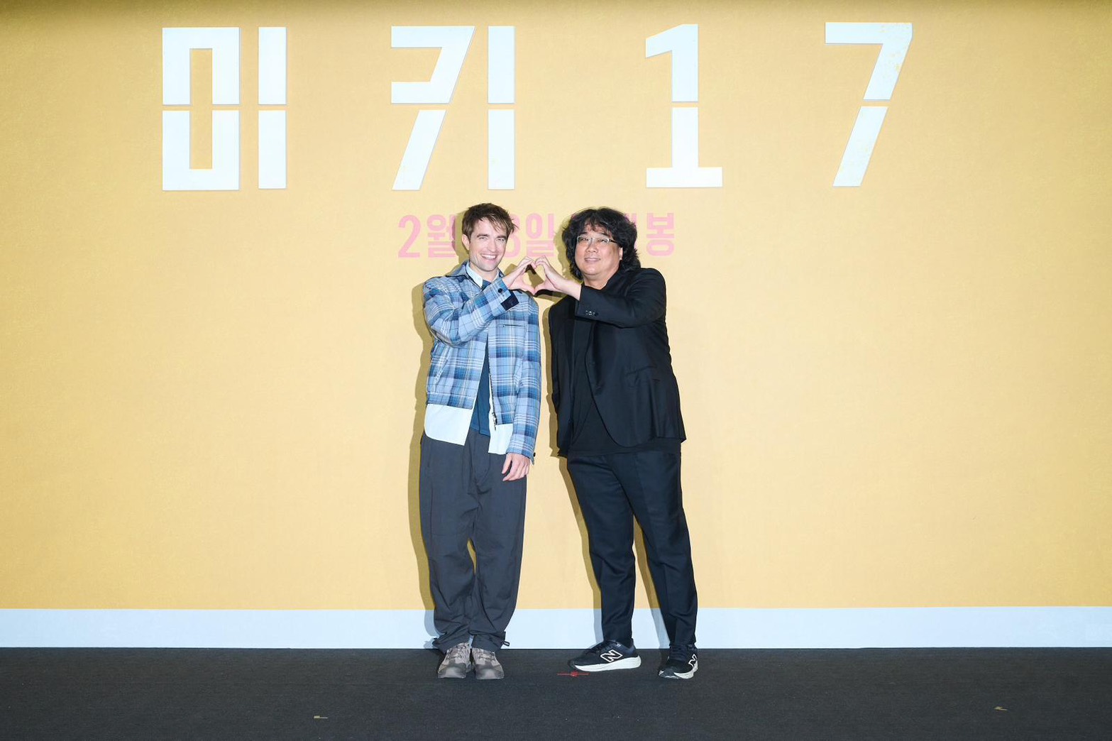 奉俊昊（右）、羅伯派汀森日前為《米奇17號》全球跑透透。（圖／華納兄弟提供）