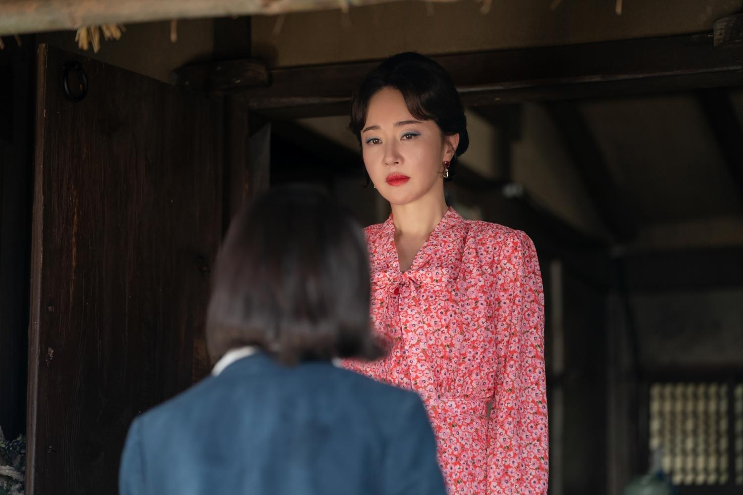 IU說自己的藍色眼影是模仿劇中另一演員嚴志媛的眼妝。(圖/Netflix提供)