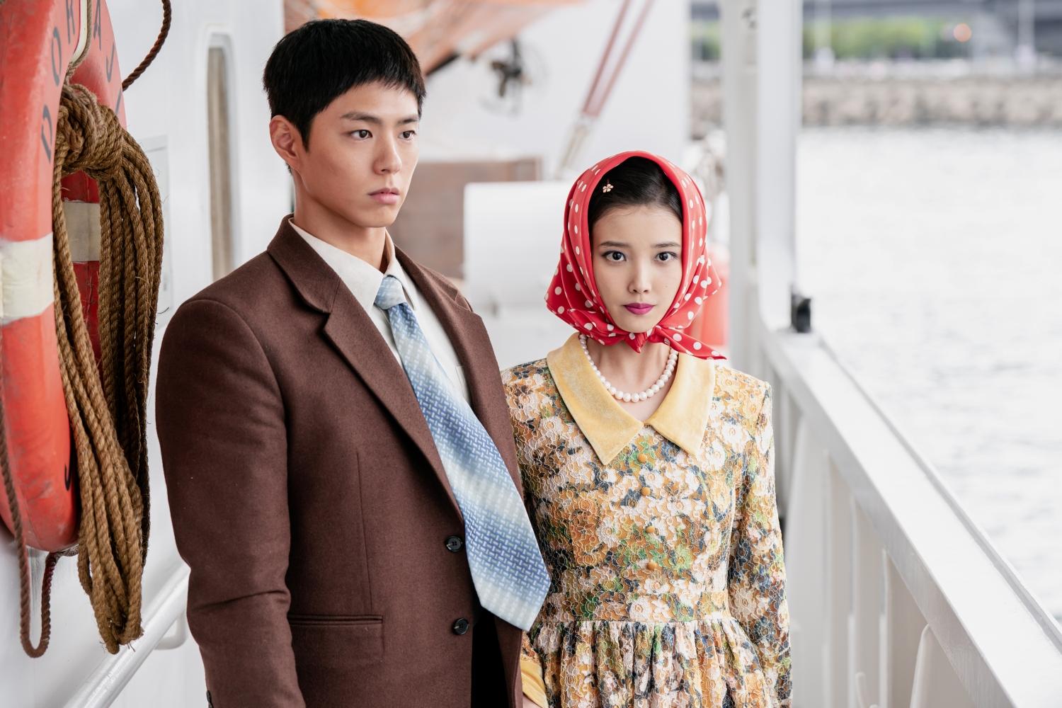 兩人一起以復古造型私奔。(圖/Netflix提供)