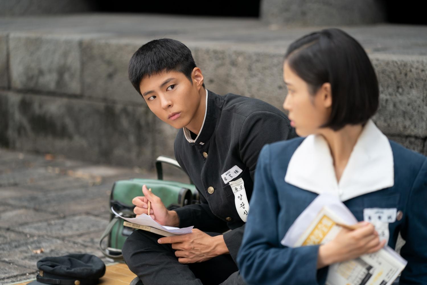 朴寶劍拍攝本作的過程中邊攻讀碩士、邊演出音樂劇。(圖/Netflix提供)
