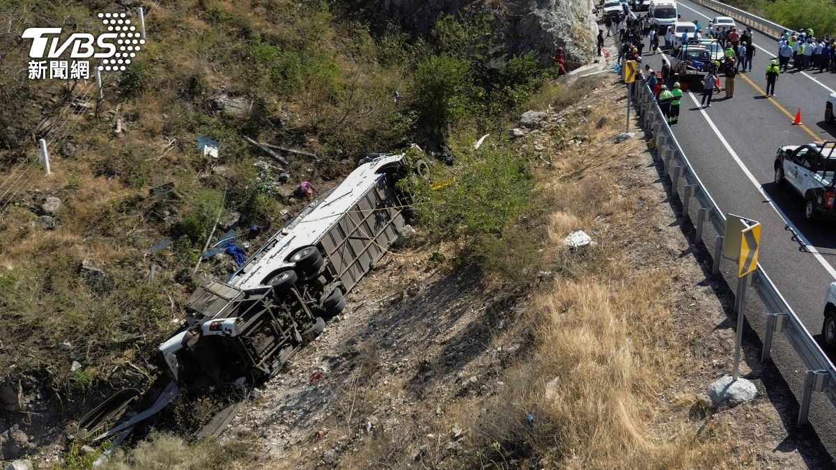 剛參加完總統造勢　墨西哥巴士翻覆「衝出道路」釀11死12傷
