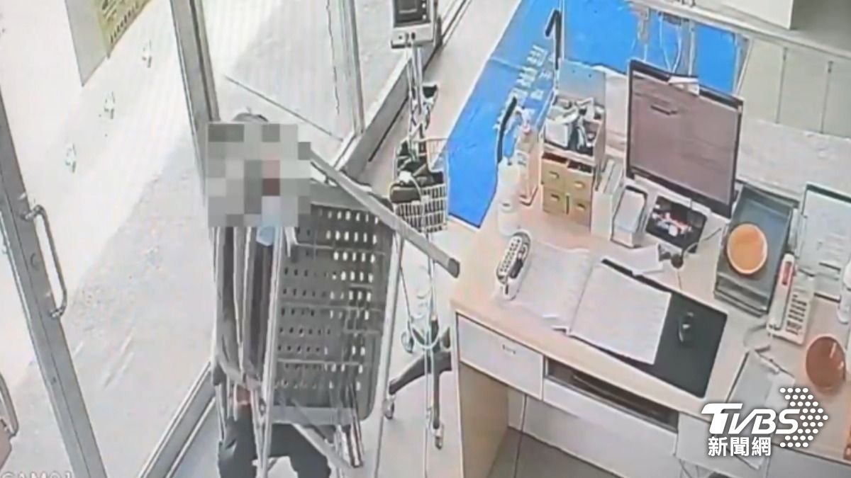 賴男將護理站血壓機及椅子推倒。(圖/TVBS)