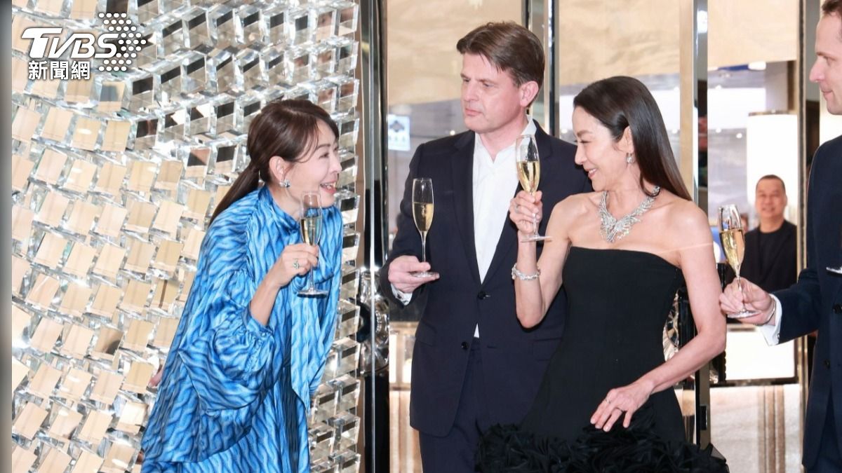 賈永婕、楊紫瓊共飲香檳慶祝開幕。(圖/趙世平攝)