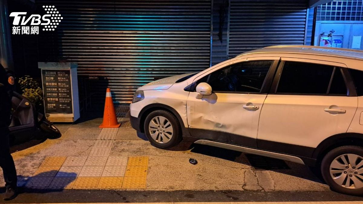 停放在路旁的白色轎車遭大力撞擊。(圖/TVBS)