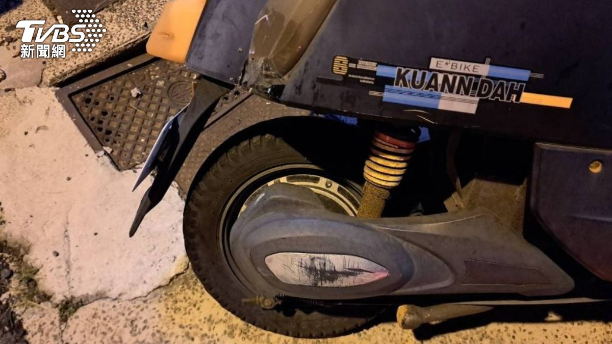 肇事車輛在左轉過程中,再度撞擊停在一旁的機車。(圖/TVBS)