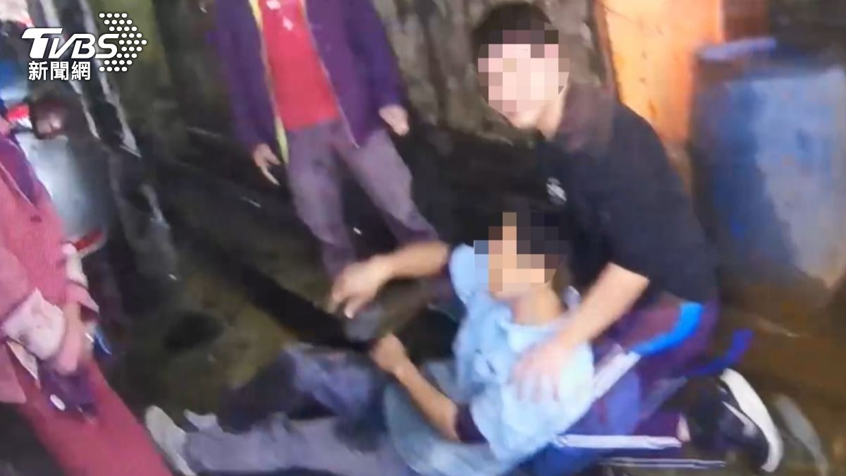 嘉義小客車加油後暴衝!猛撞排隊洗車車輛 駕駛、洗車工急送醫
