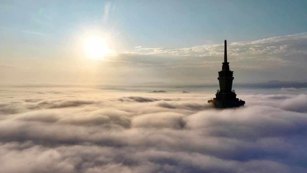 台北101空拍美照曝!「日出雲海」環繞如仙境 網跪:神的視角