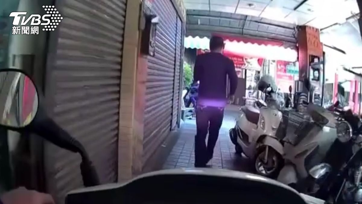 陳男改成徒步逃跑，亂竄在街道上。（圖／TVBS）