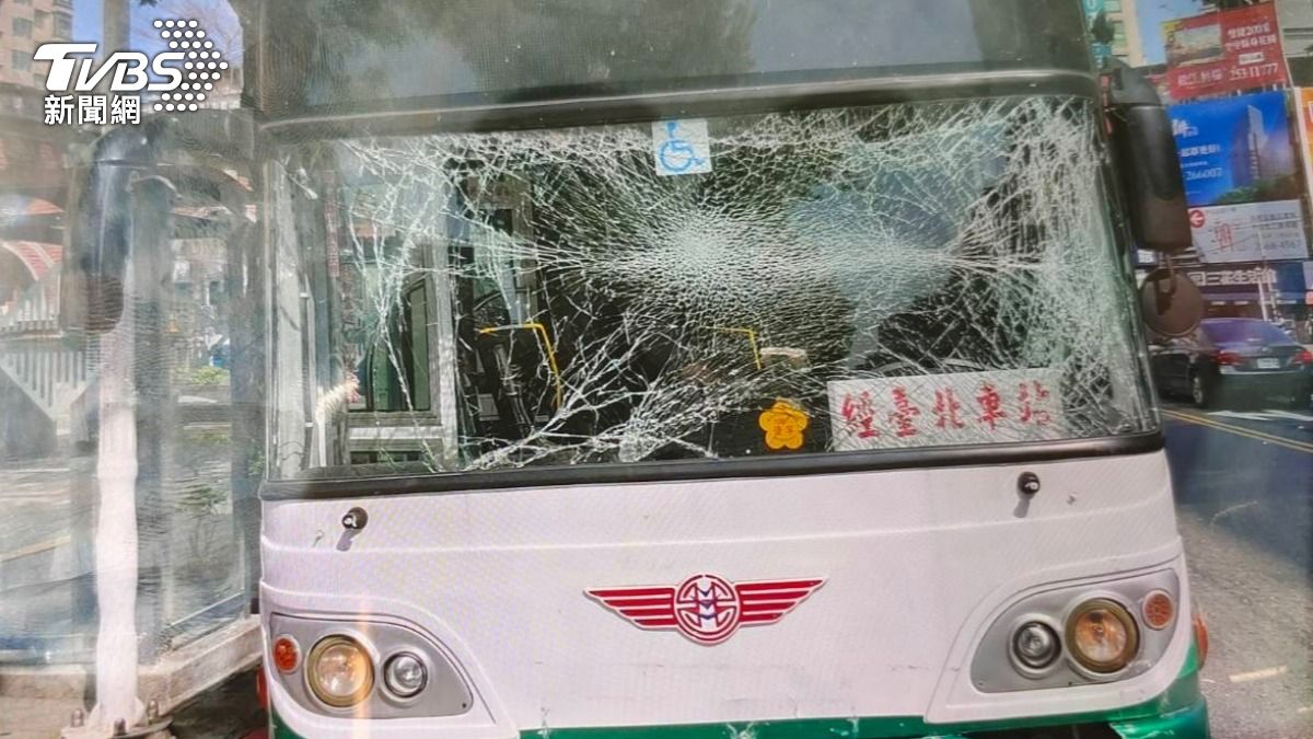 北市中山鬧區3車追撞！公車玻璃裂成蜘蛛網　原是小黃換車道惹禍