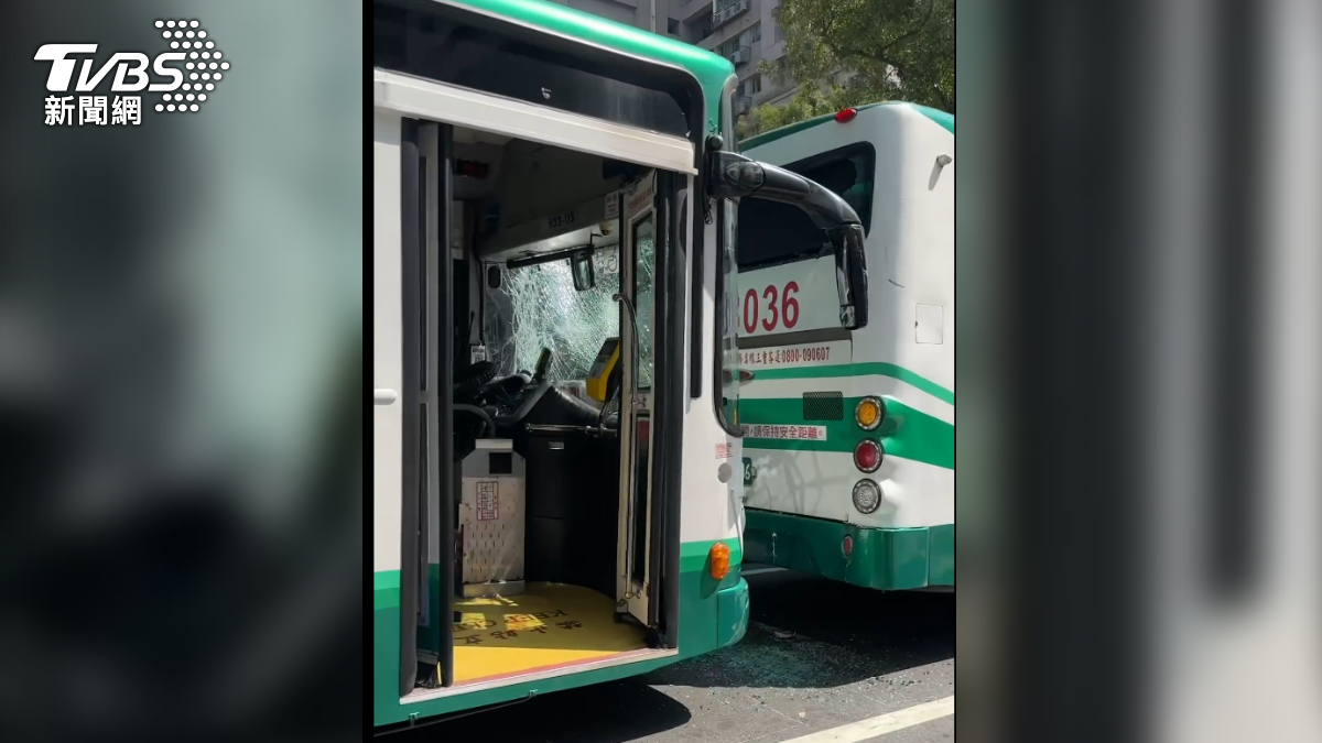 兩公車追撞。(圖/翻攝自網路)