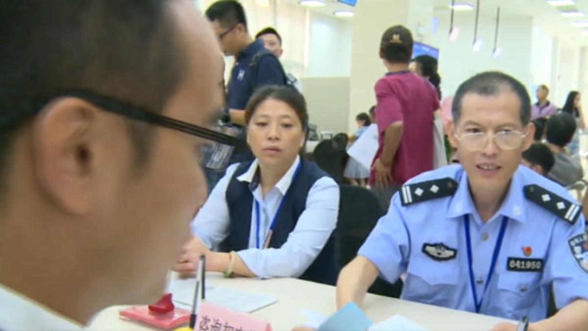 多位台灣藝人在大陸社群平台轉發「台灣必歸」貼文 ,陸委會喊要查有沒有領中國身分證。(圖/TVBS)