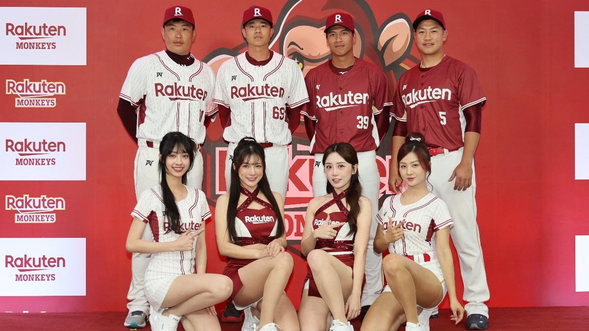 樂天女孩和球員合影。(圖/樂天桃猿提供)