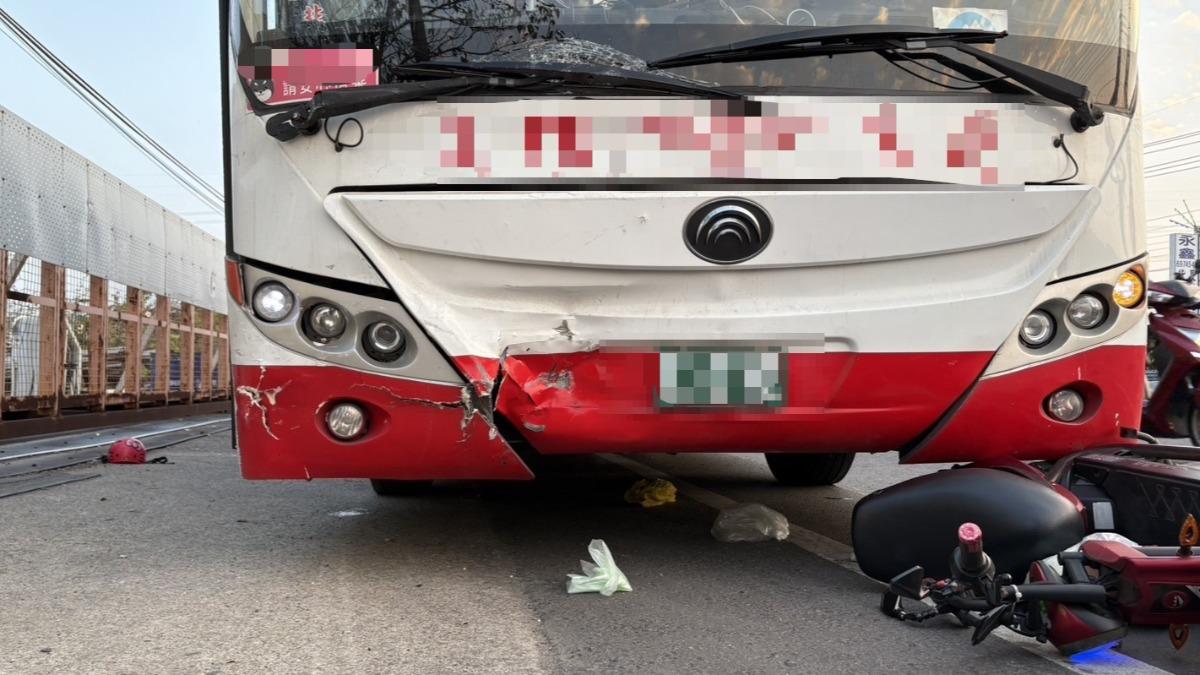 快訊/高雄公車恐怖追撞 外籍女騎士捲車底「胸部重創」亡