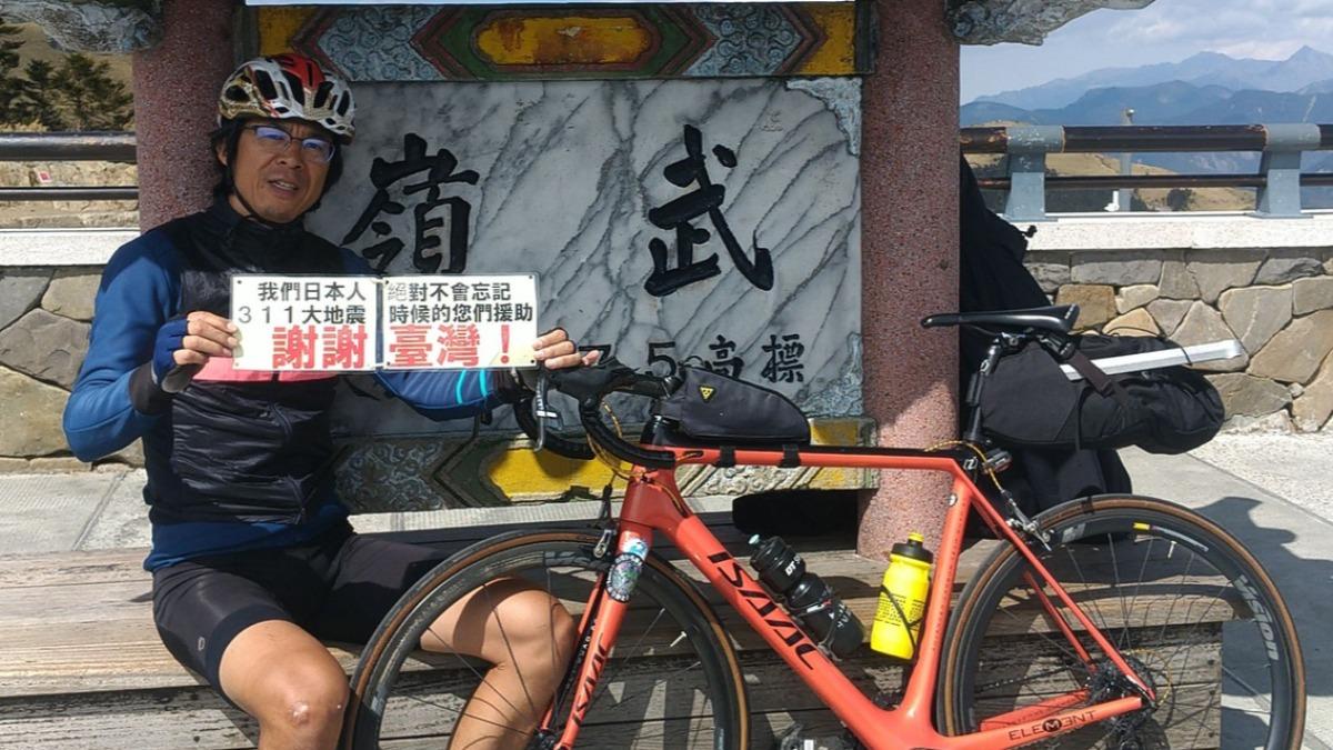台日情誼長存!311大地震14年 日作家武嶺舉牌「謝謝台灣」