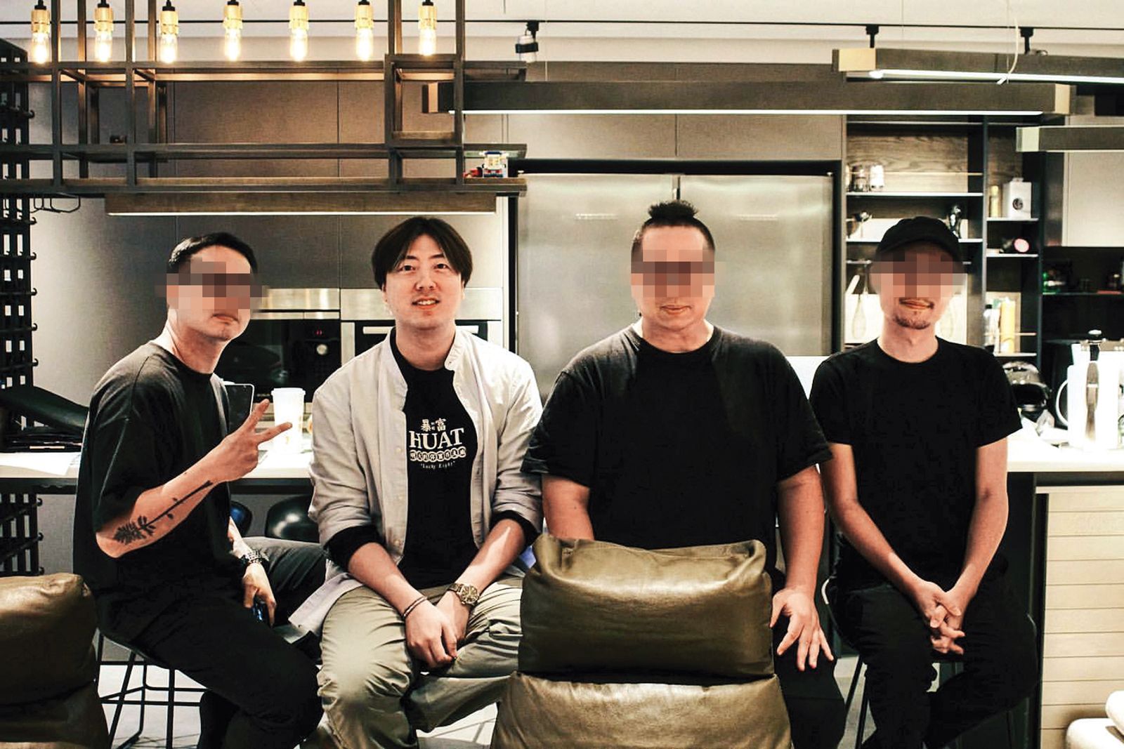 單為明（左二）因婚姻出問題，心力交瘁，導致身體出狀況，在友人關心下才說出累積已久的壓力。（圖／翻攝自單為明IG）