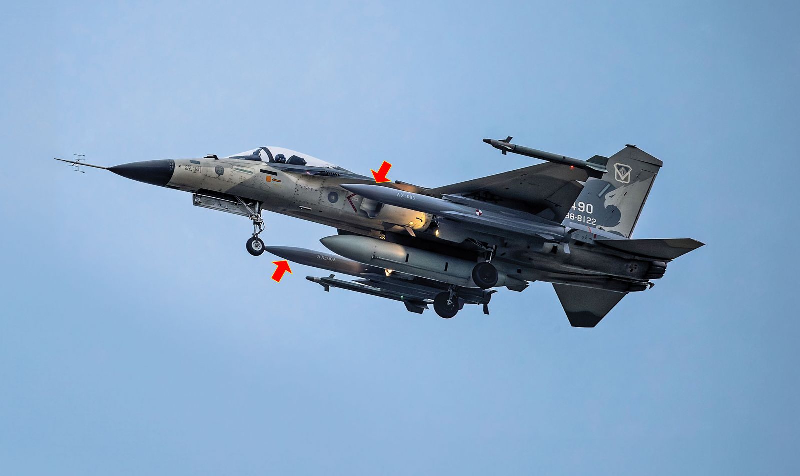 IDF掛載雄三空射型反艦飛彈(箭頭處)首次試飛成功。(翻攝IDF經國號粉專)