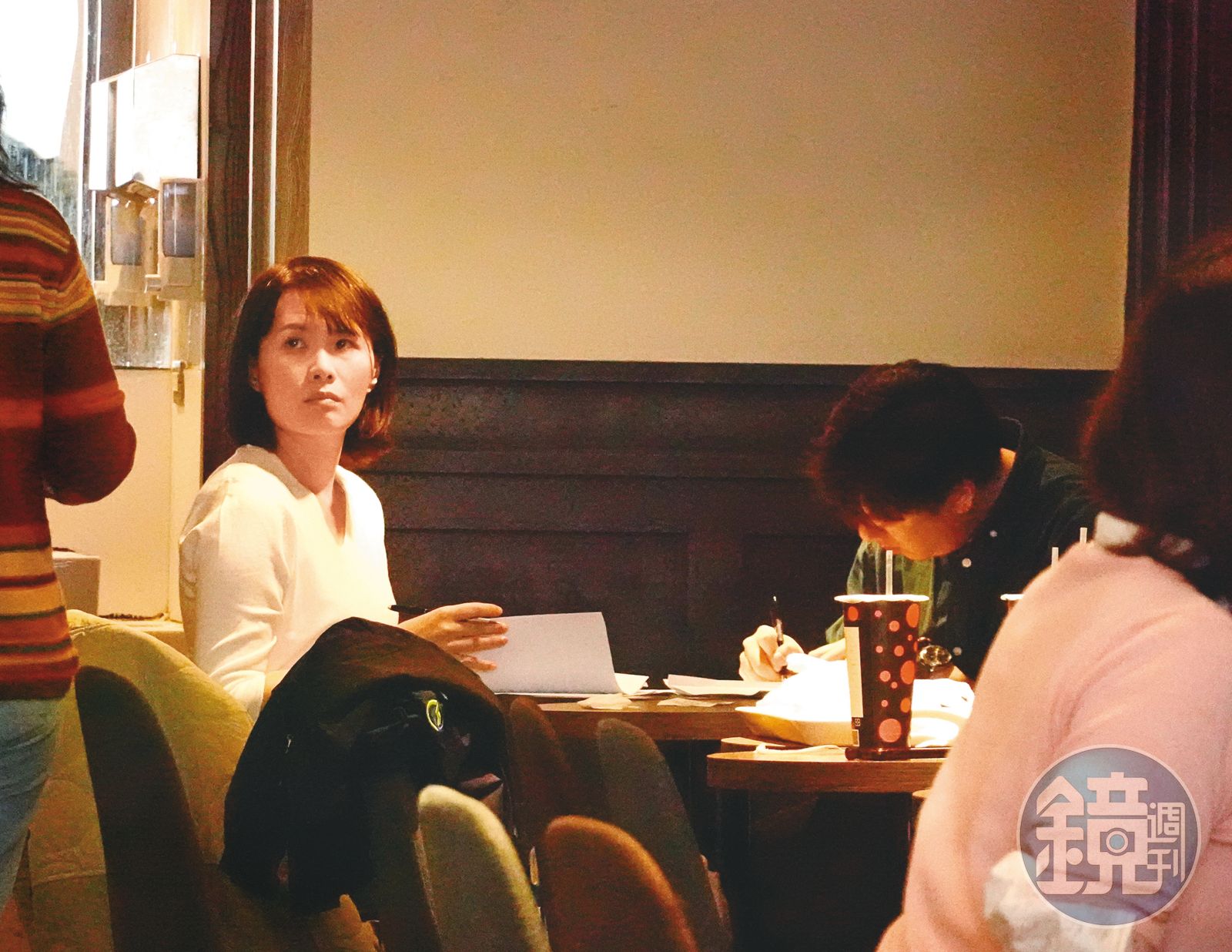 13:19 馨儀(左)簽字後,換單為明(箭頭處)簽下離婚協議。