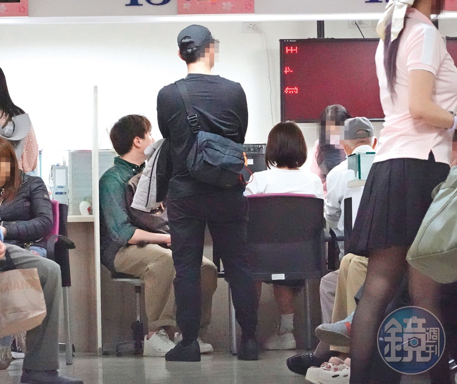 14:10 馨儀(右)和單為明(左)前往戶政事務所,辦理離婚手續。