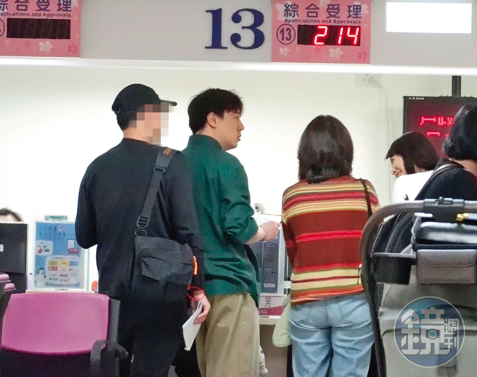 14:12 馨儀(右二)、單為明(左一)離婚辦到一半中途站了起來,清楚可見他們抽到的號碼「214」是情人節,也算黑色幽默。