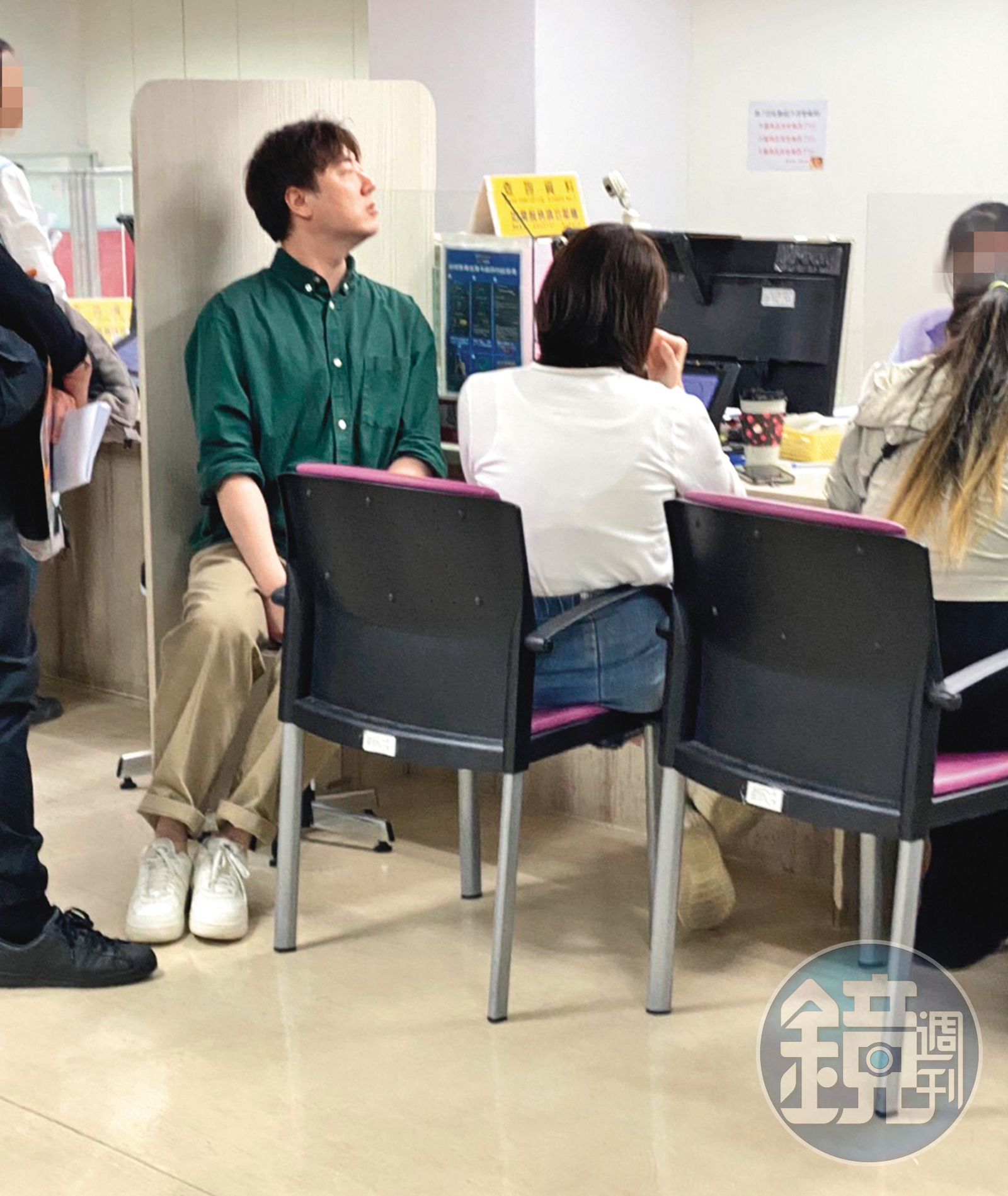14:35 辦理完手續這一刻,馨儀(右)和單為明(左)已是前妻、前夫的身分。