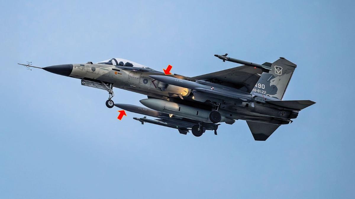 IDF掛載雄三空射型反艦飛彈（箭頭處）首次試飛成功。（翻攝IDF經國號粉專）