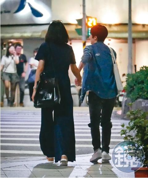 鏡週刊曾經直擊江祖平與周孝安分手之後,跟一名短髮女子在街上公然親暱,但她解釋對方是閨密。(圖/鏡週)