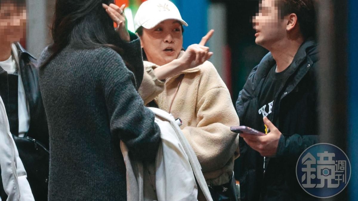 2/23 00:51與江祖平(左二)聊天的友人們,其中最右邊是她的底迪新歡。(圖/鏡週刊)