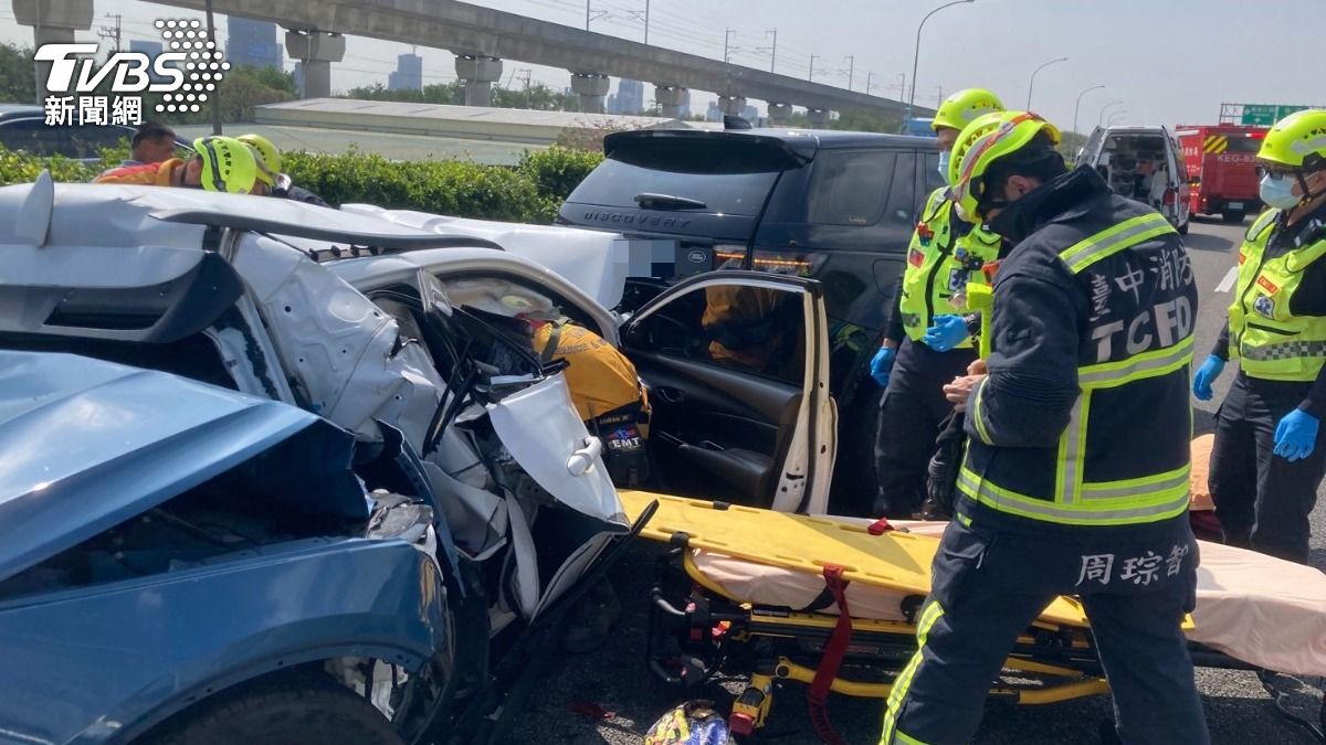快訊／國1台中南屯段3車追撞　1女受困頭部受傷