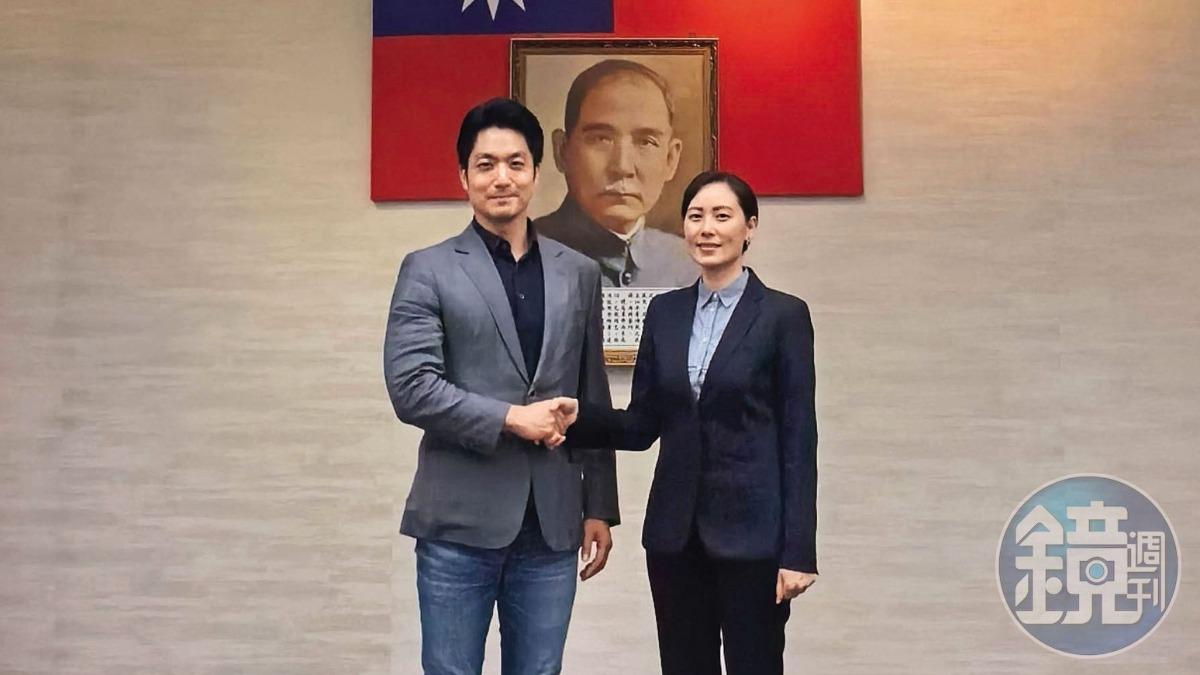 錢女（右）找台北市長蔣萬安（左）合影，讓外界以為她人脈雄厚。（圖／鏡週刊讀者提供）