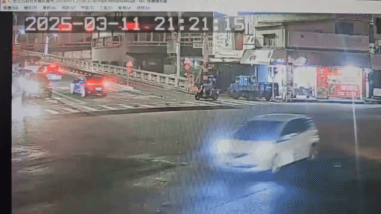 轎車翹孤輪衝上護欄，並在路中央180度大側翻。（圖／TVBS）