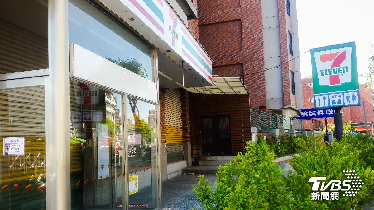 不少7-11裝上鐵捲門,取消24小時制,連假或凌晨不營業。(示意圖,與本文無關/shutterstock達志影像)