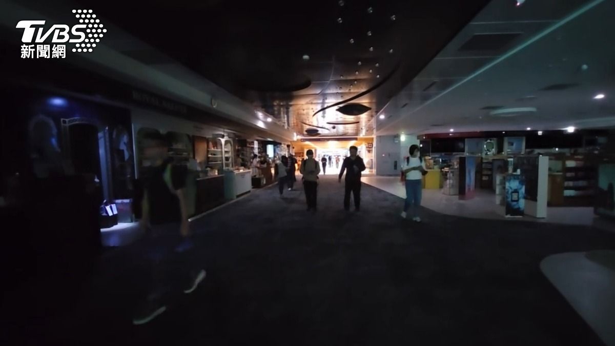 桃園機場二航廈停電。（圖／TVBS）