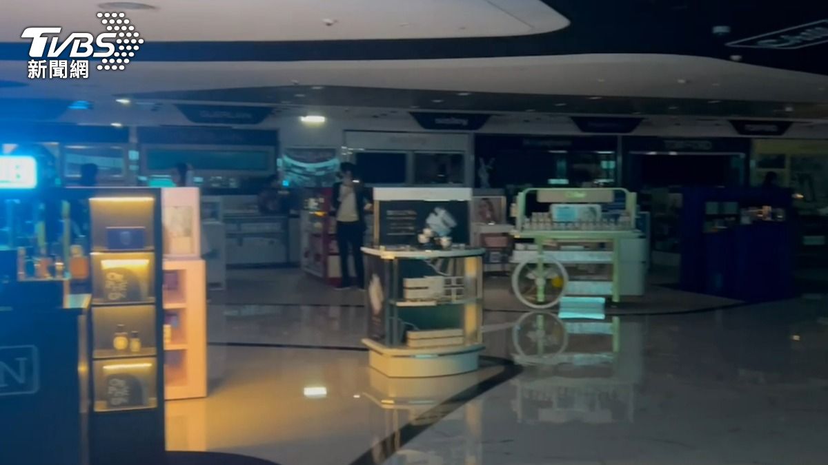 桃園機場二航廈停電。（圖／TVBS）