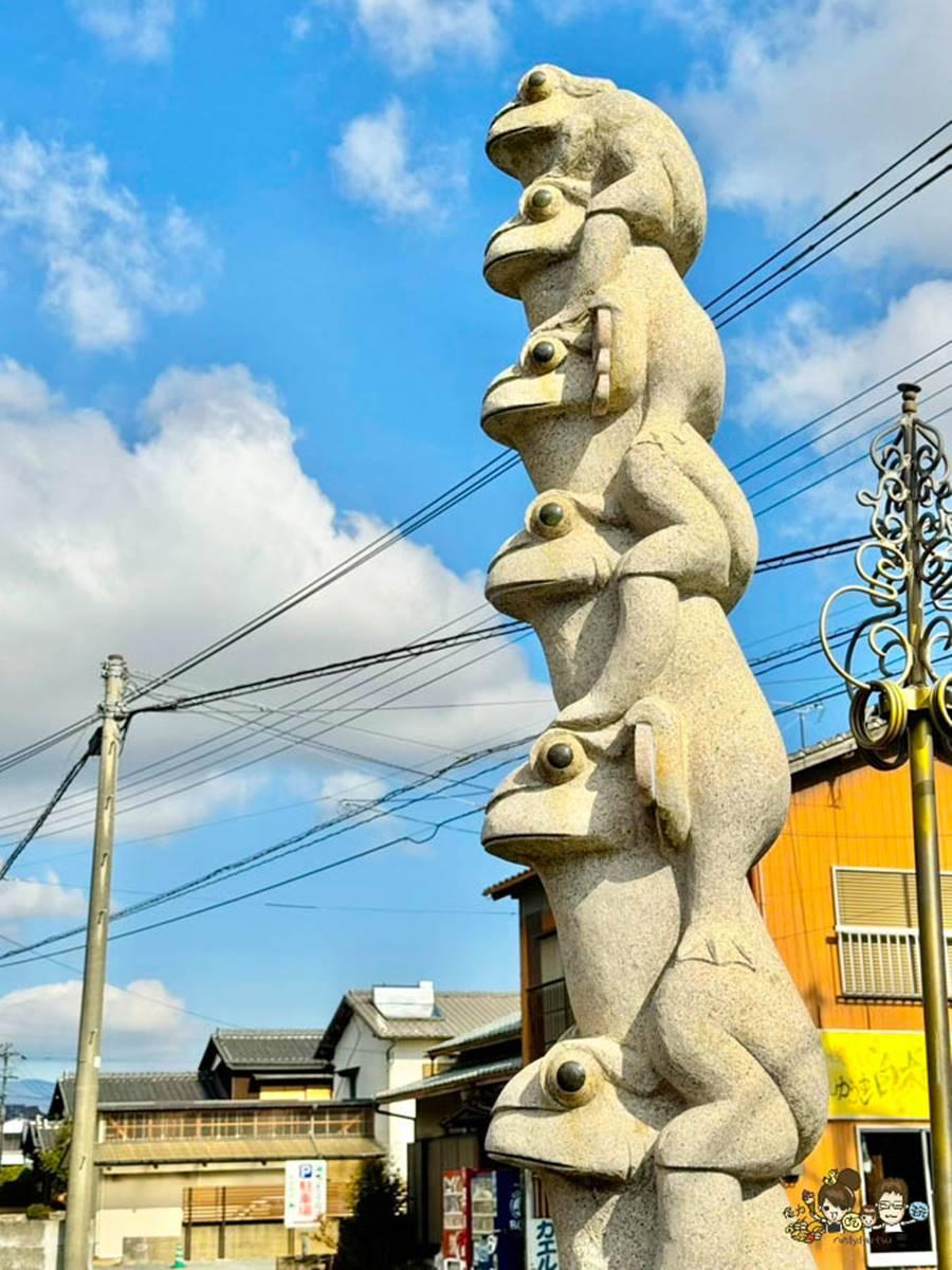 還沒走進如意輪寺，就先看到彷彿福岡版的「九蛙疊像」。（圖／跟著尼力吃喝玩樂提供）