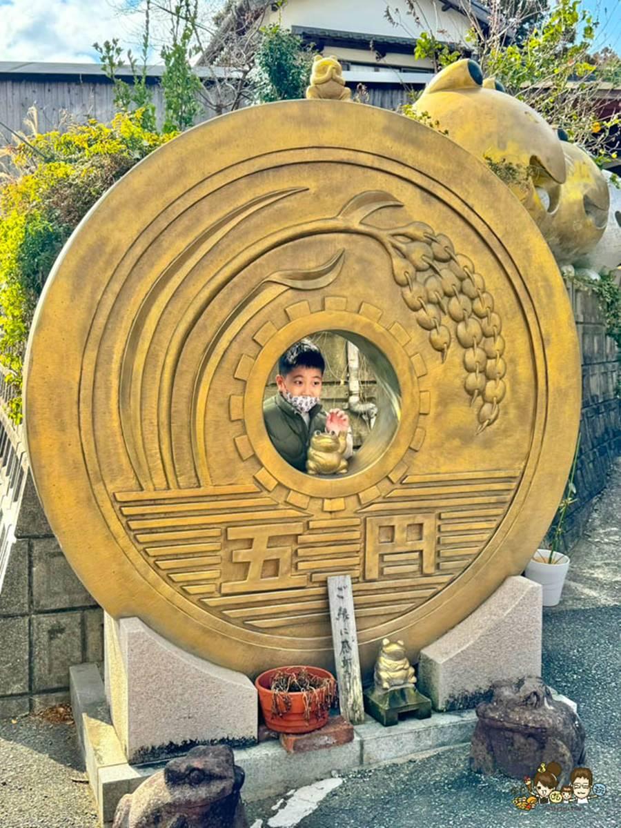 寺廟內有1座巨大的5元硬幣裝置，象徵祈求好運。（圖／跟著尼力吃喝提供）