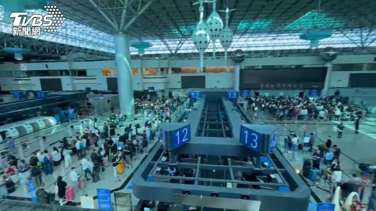 桃園機場二航廈停電！安檢一度停擺　大廳擠滿人潮畫面曝