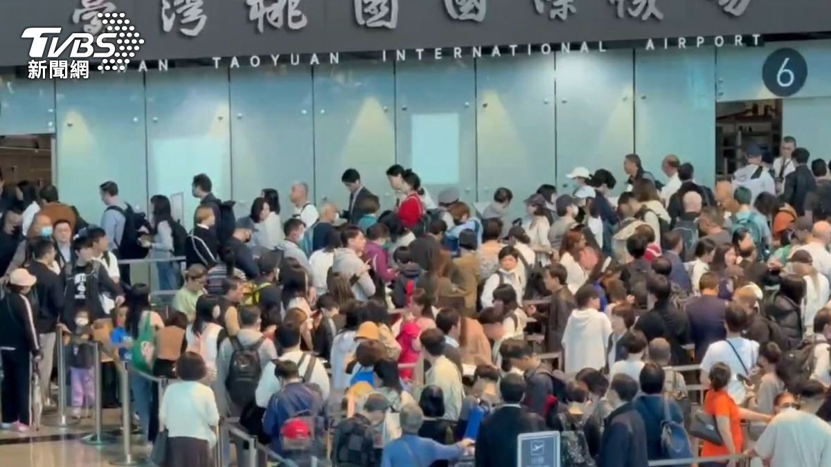 桃園機場停電，出境大廳排了大量人潮。（圖／TVBS）