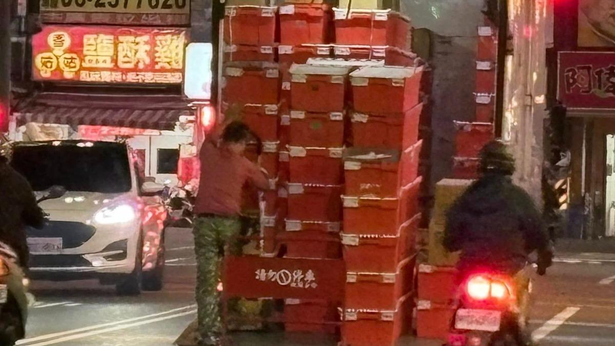 離譜畫面曝！物流車違停路中央「卸蝦皮包裹」　警方出手了