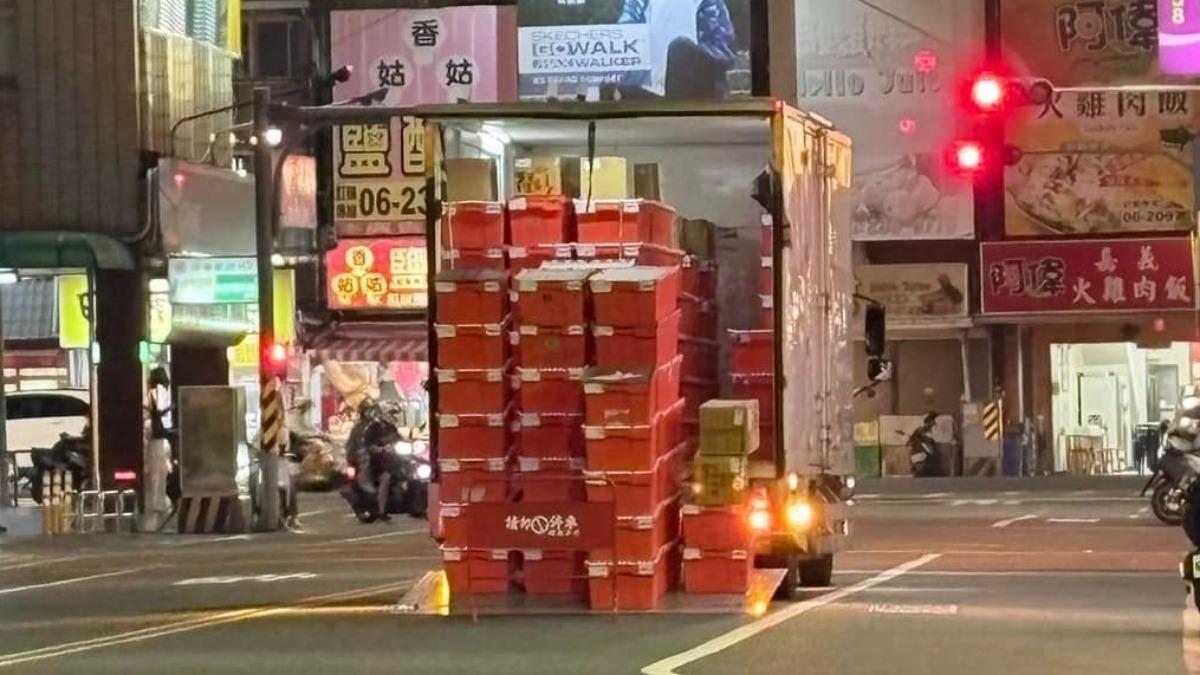 物流車違停在路中卸貨蝦皮包裹。(圖/翻攝自臉書社團「台南大小事」)