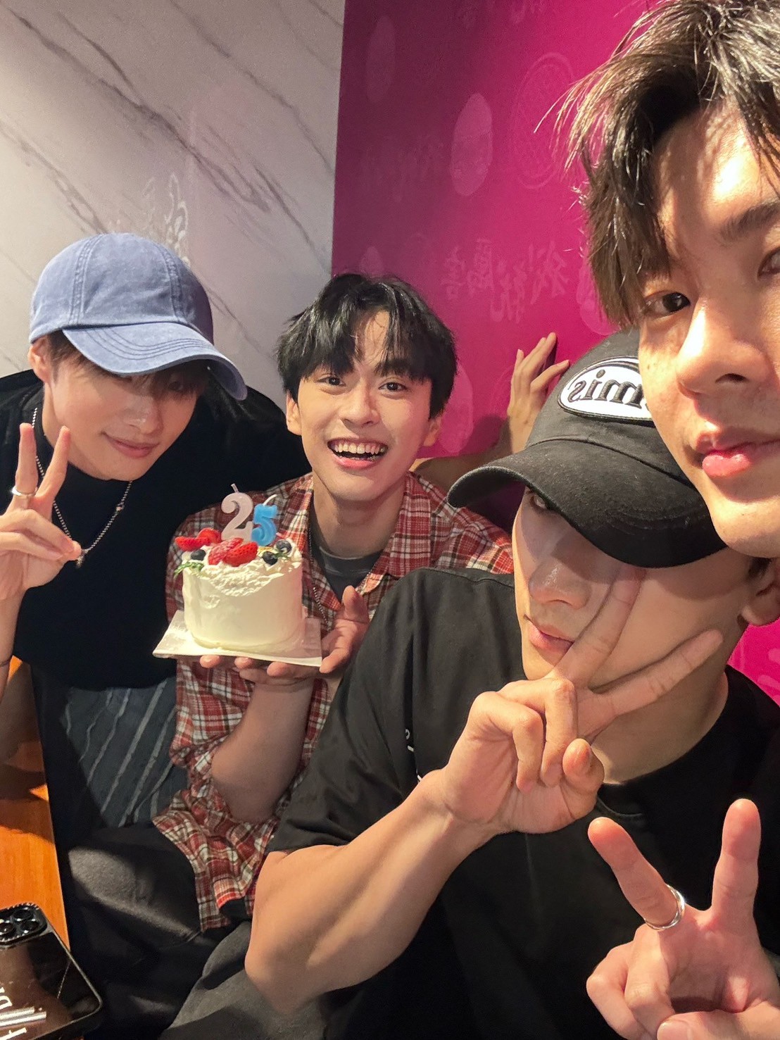 朴靖恆、徐瑋澤、毛祁生、張家陞一起吃生日蛋糕。(圖/LINE TV提供)