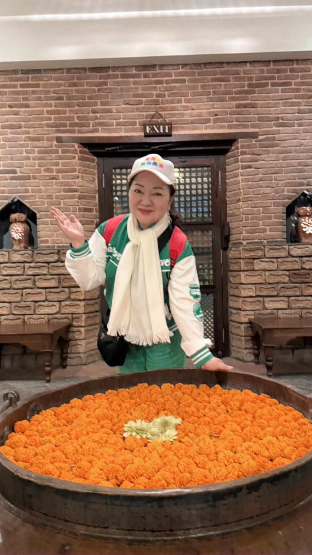 白冰冰在飯店與金盞花合照。(圖/長興影視提供)