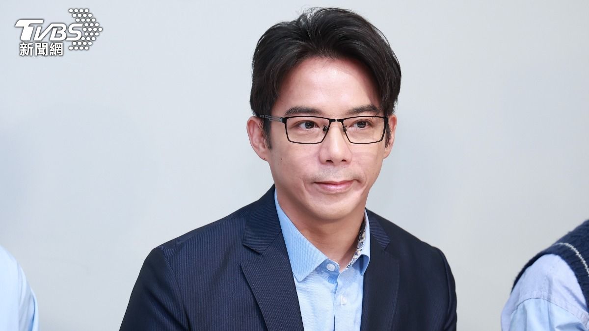 陳子強巧遇唐治平,分享對方近況。(圖/黃城碩攝)